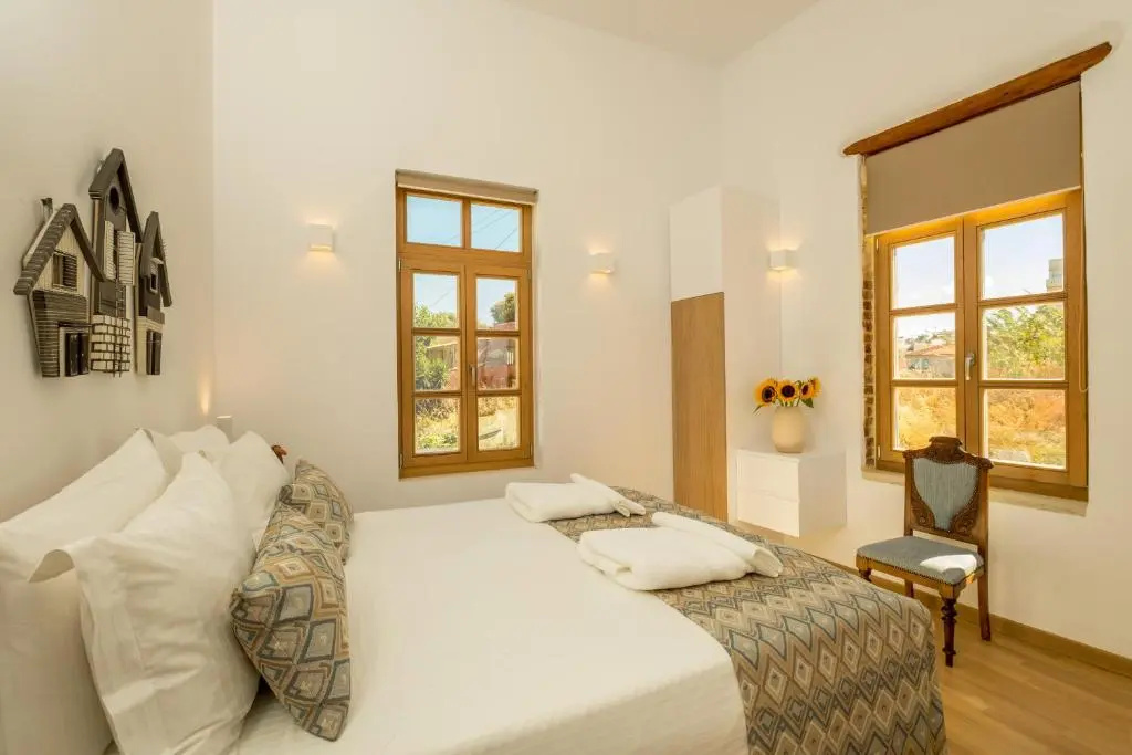 Deluxe Double room (full double bed)