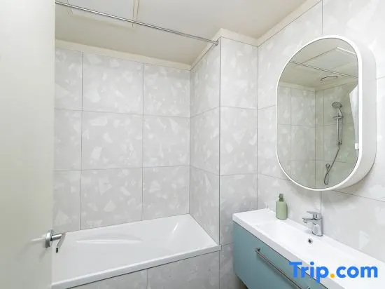 Petone Two Bedroom Apartment with Private Balcony