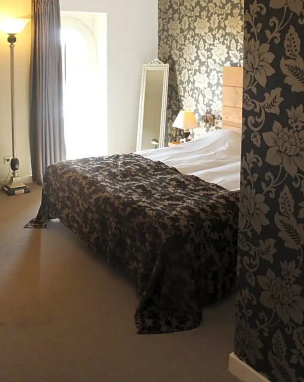 標準雙人房，設有露台及大床