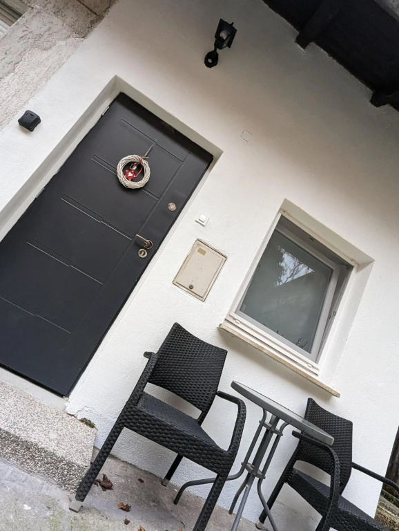 Modern Central Studio in Courtyard Building w Floor Heating, 65'' TV, Washer-Dryer & Patio