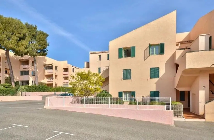 Studio avec piscines à 500m de la plage
