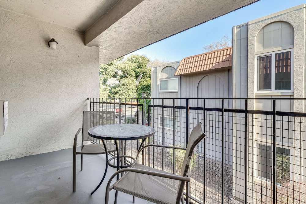 Shop, Hike & Sip Wine: Pleasanton Gem w/ Balcony!
