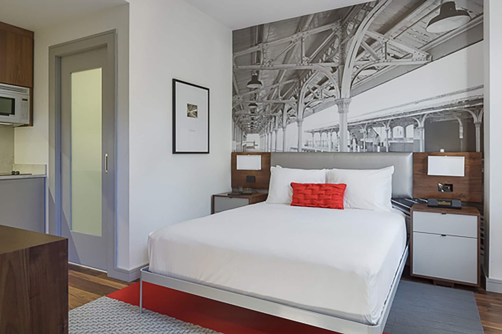 The Revolution Hotel by null