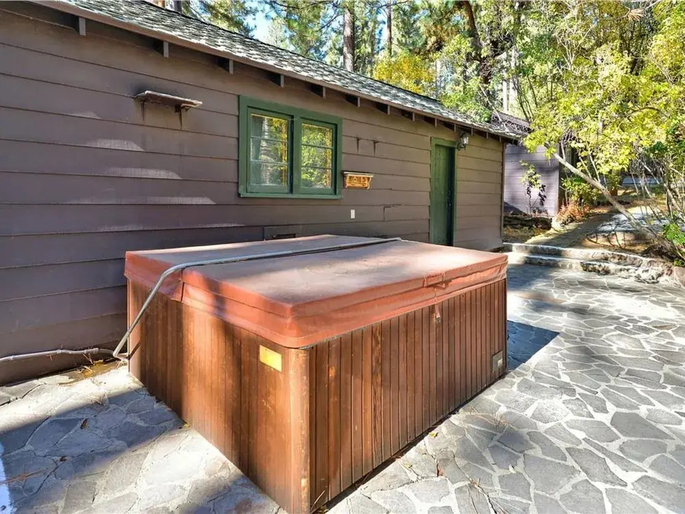 Twin Top Lakefront 6 Br Cabin by RedAwning