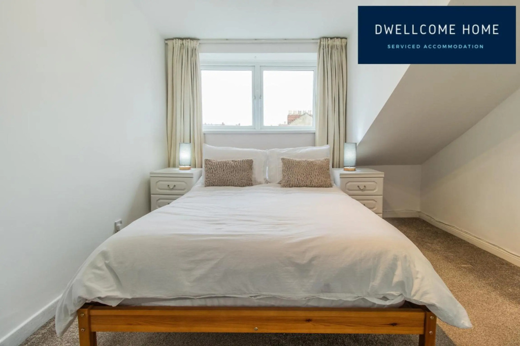 Find "DWELLCOME HOME Ltd" site for 10oo10 assurance from our past guests - HUGE 8 Ensuite Bedroom Townhouse, Fully equipped kitchen & dining room, lounge, 200Mbps broadband, Free Parking, Ideal Contractor & Family Groups, ample free street parking