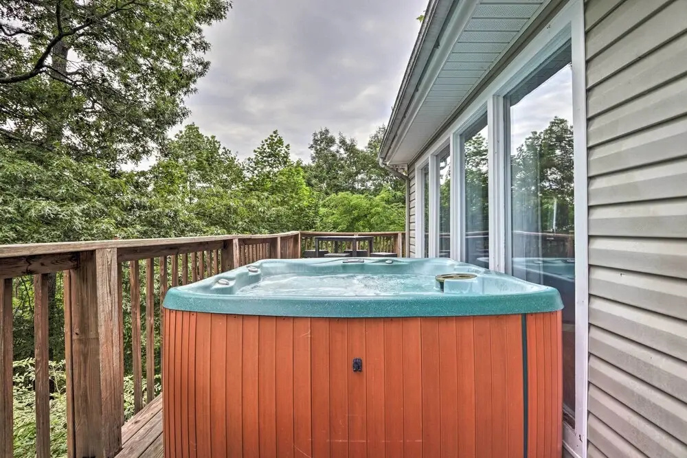 Gatlinburg House w/ Pool Table & Forest Views!