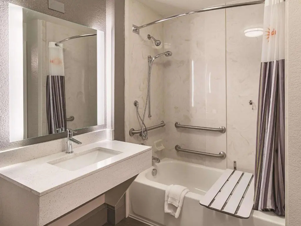 La Quinta Inn & Suites by Wyndham Arlington North 6 Flags Dr - Chambres