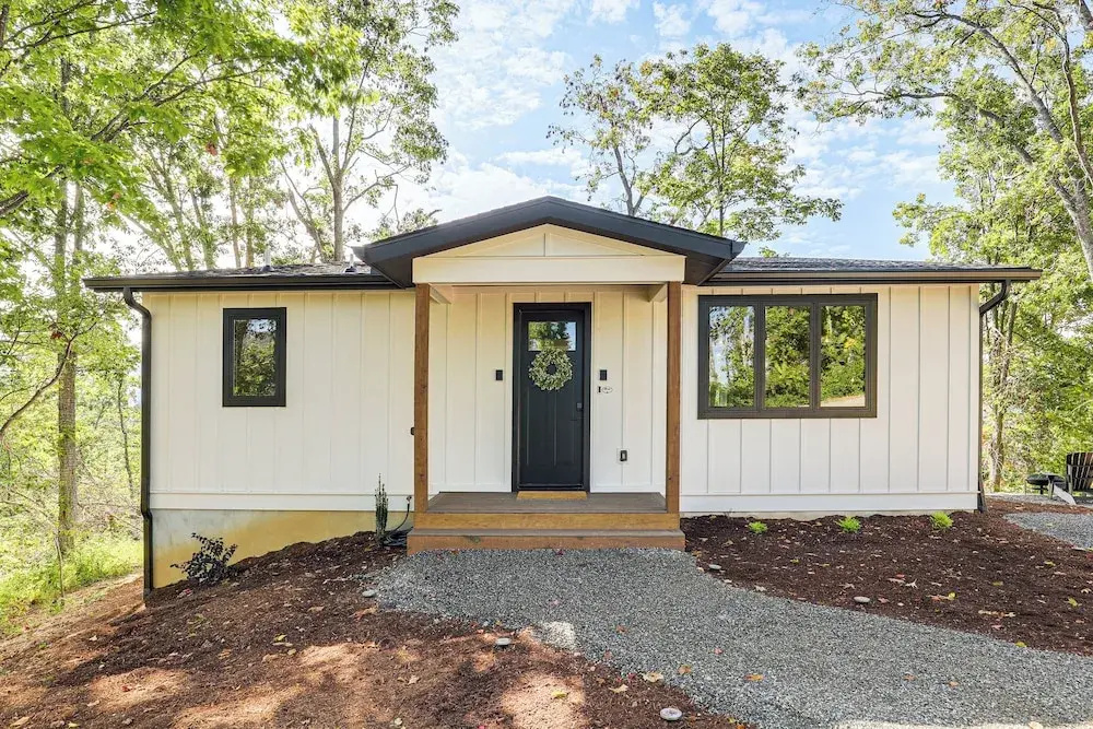 12 Mi to Asheville: Mtn-view Gem in Weaverville