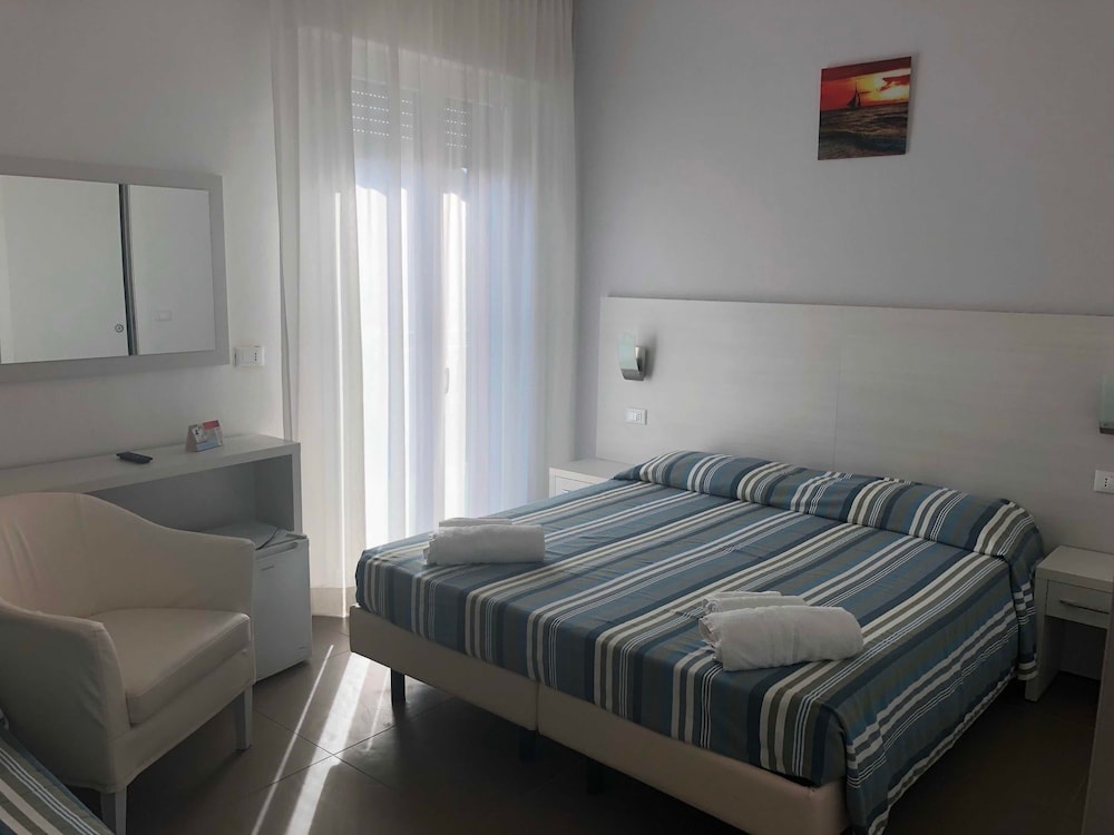Hotel Gin — 5