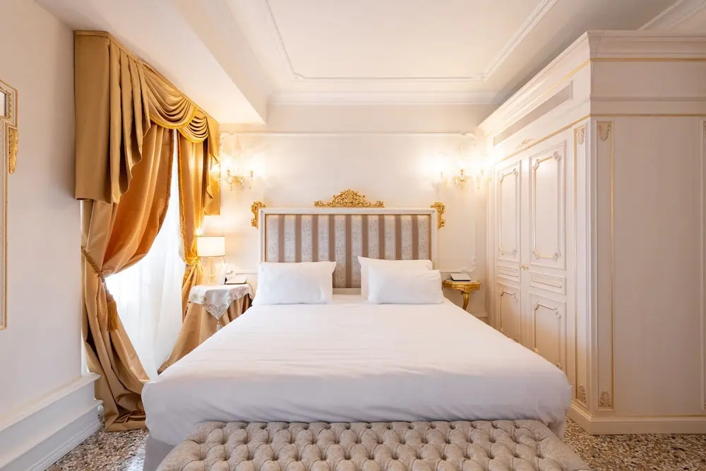 Classic Double Suite (full double bed)