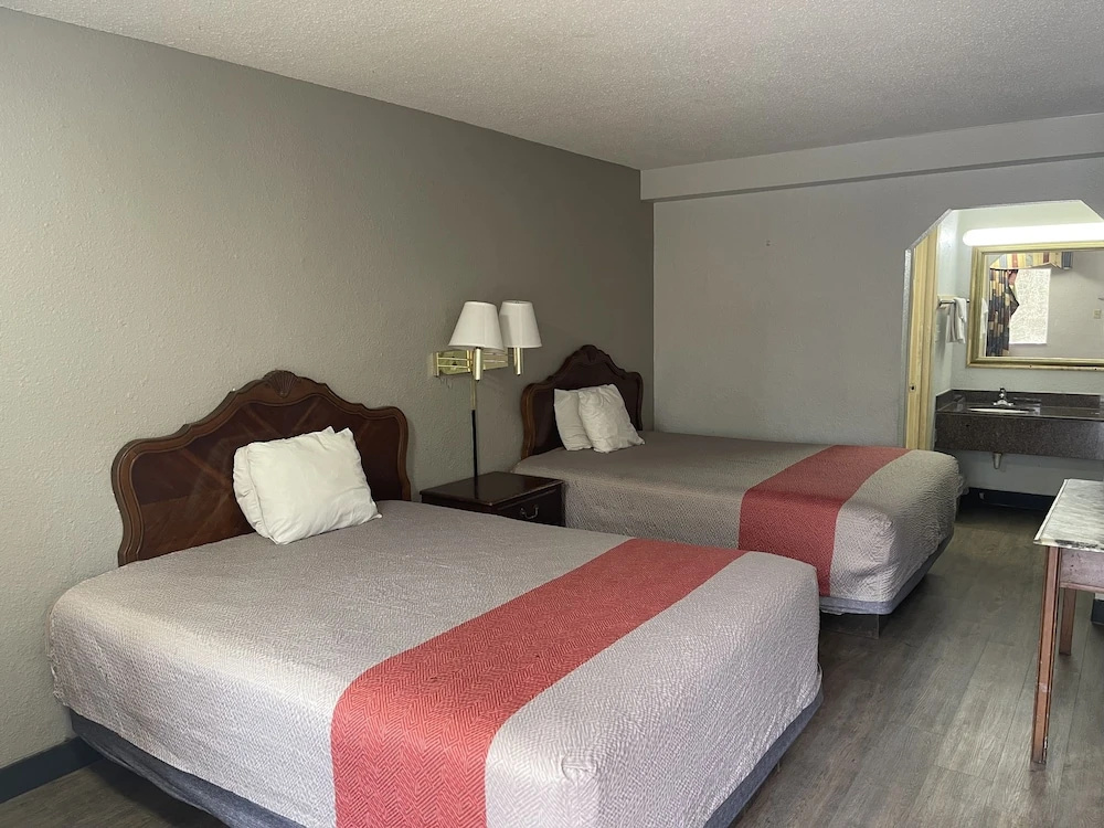 Standard Quadruple room with city view
