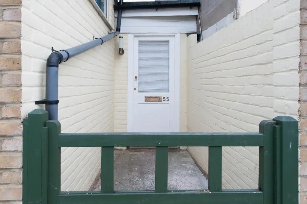Two bed ground floor apartment, sleeps six, free parking and high speed Wifi