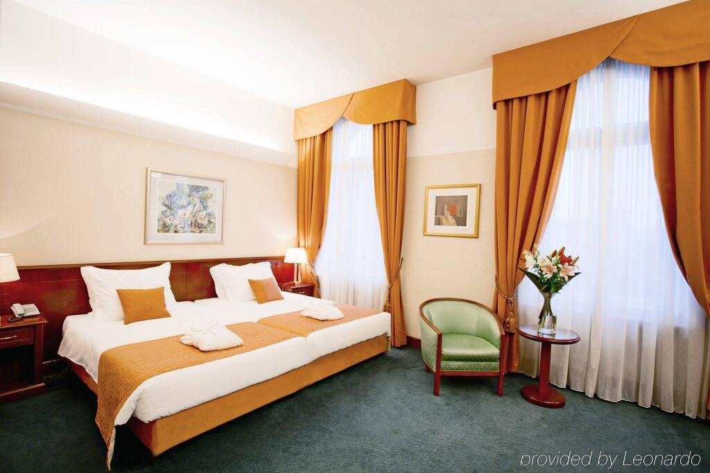 Palace Hotel by null