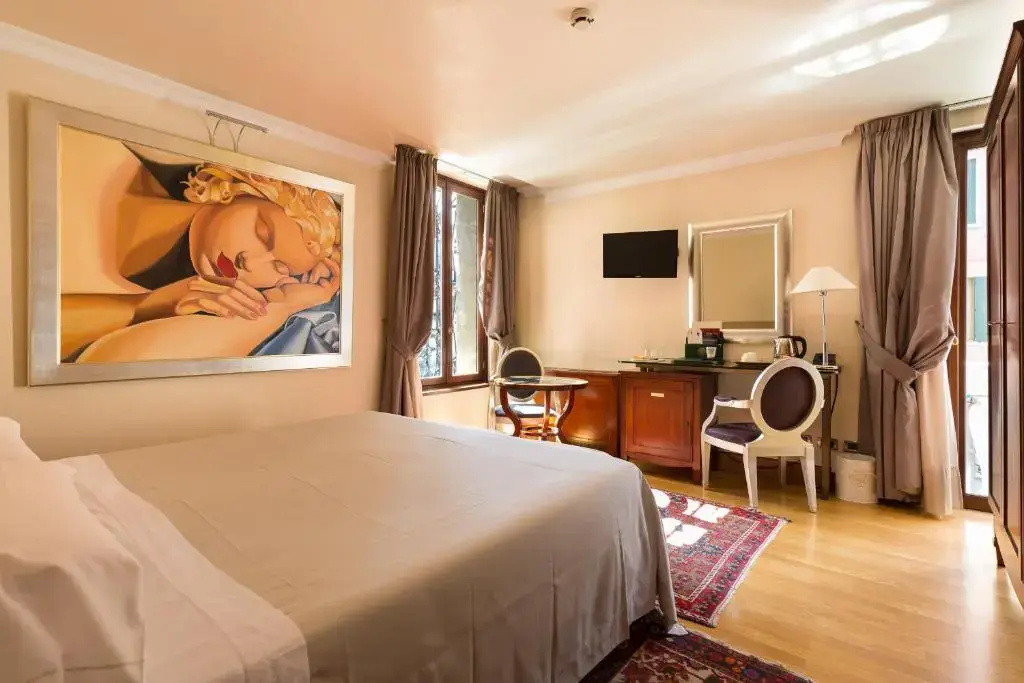 Deluxe Double room with canal view (full double bed)