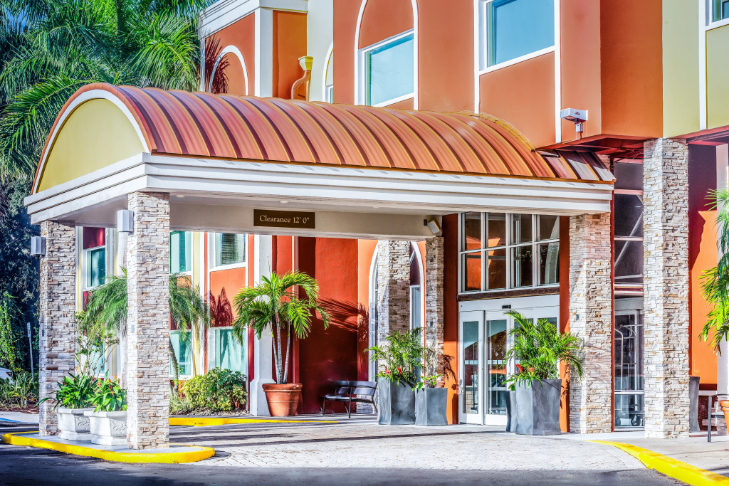 Holiday Inn Express & Suites Bradenton West by IHG