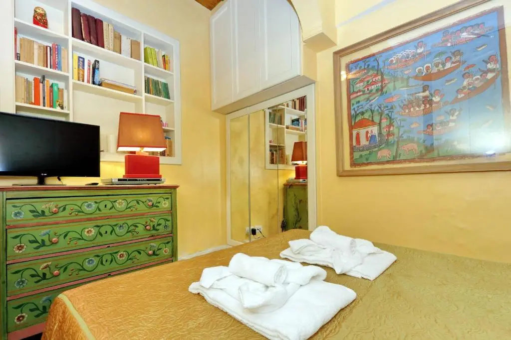 Pantheon charming apartment