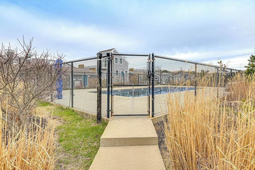 Walk to Beach & Pool! East End P-town Condo
