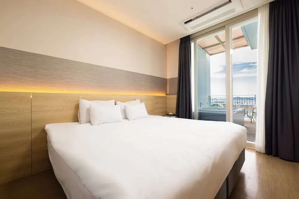 Deluxe Double Suite with partial ocean view (full double bed)