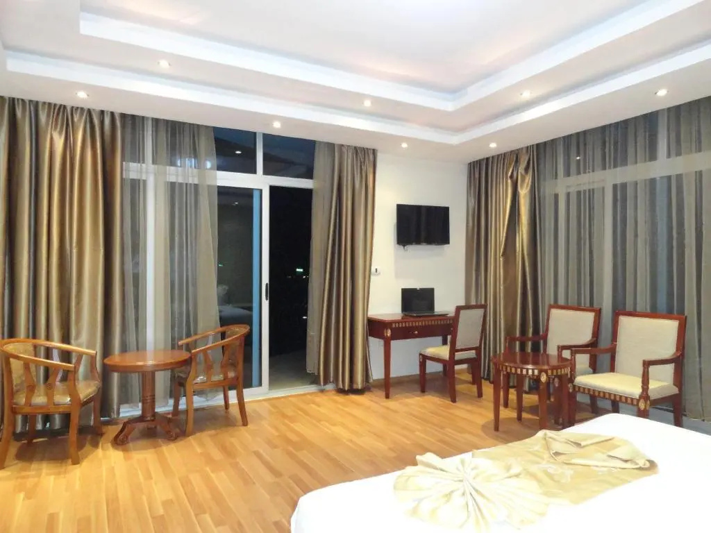 Deluxe Corner Double room (full double bed)