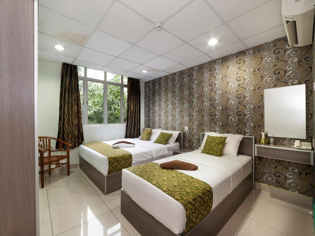 Lacomme Inn