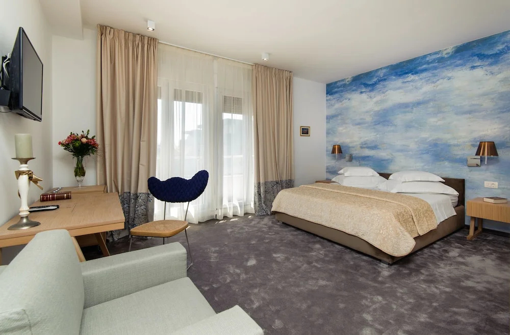 Deluxe Double room (full double bed)