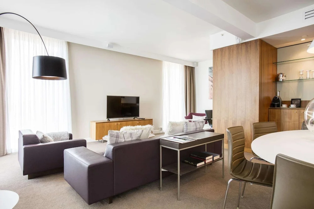 DoubleTree by Hilton Hotel Leeds City Centre - Tap to explore photos