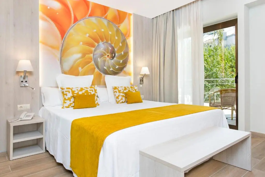 Superior Double room with city view (full double bed)