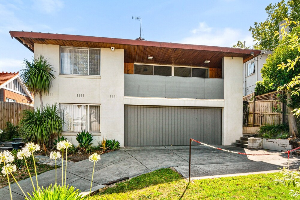 Spacious 5-bed Home With Pool in Glen Iris
