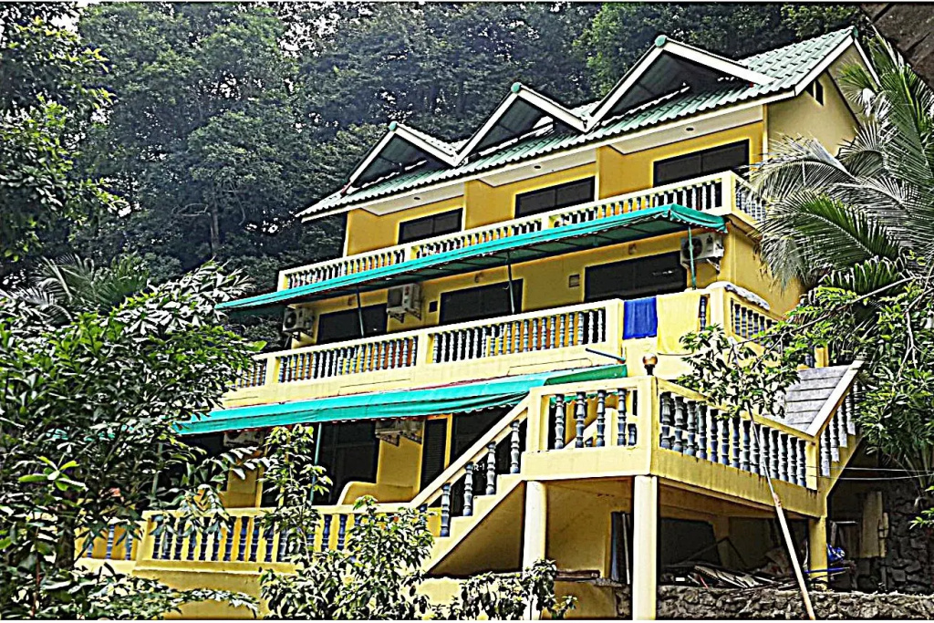 Standard room with mountain view
