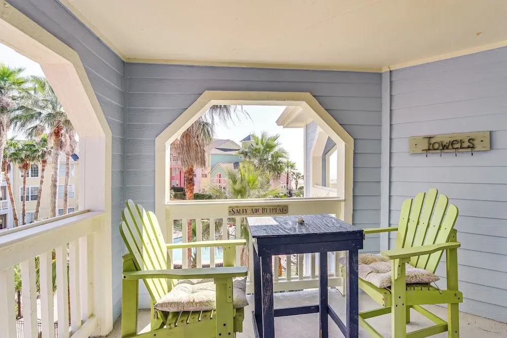 Walk to Babe's Beach! 3rd-floor Condo w/ Pool