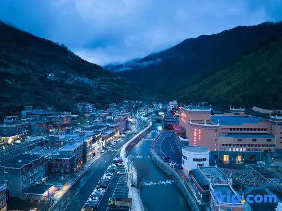 Mushan Yingxue Holiday Bieyuan (Siguniangshan Changpinggou Scenic Area)