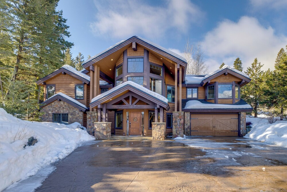 Ski-in/ski-out! Mtn-view Donnelly Home w/ Hot Tub