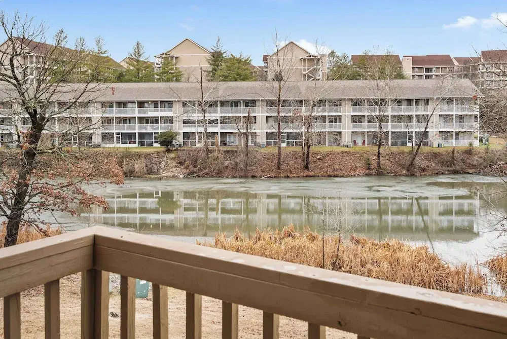 Chandlers Pondview Getaway Chic Branson Escape