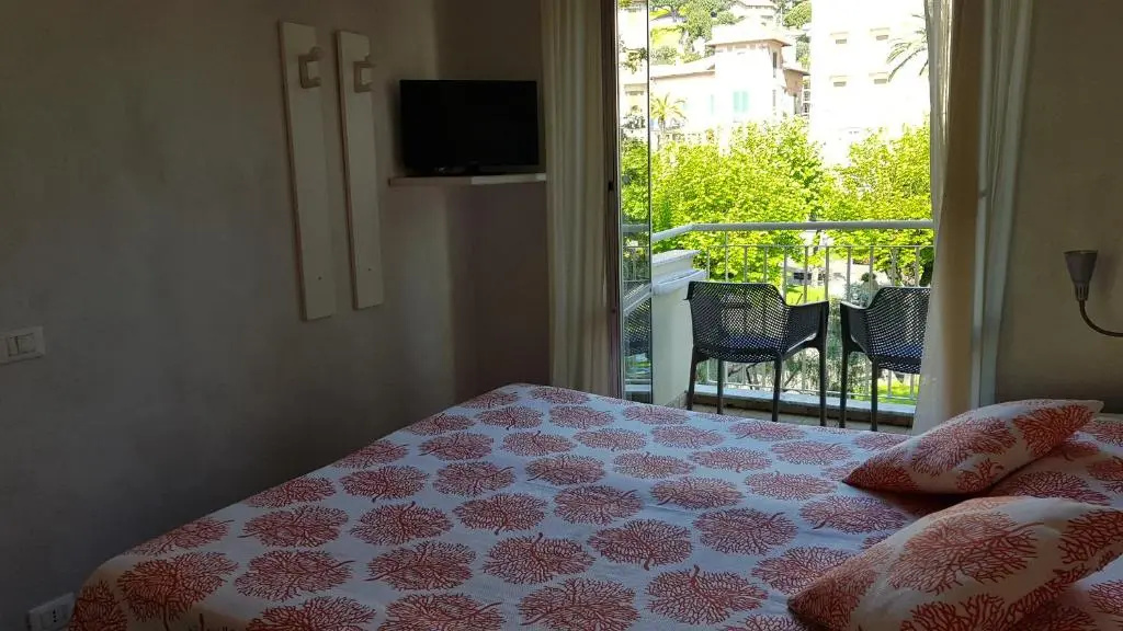 Standard Triple room with land view