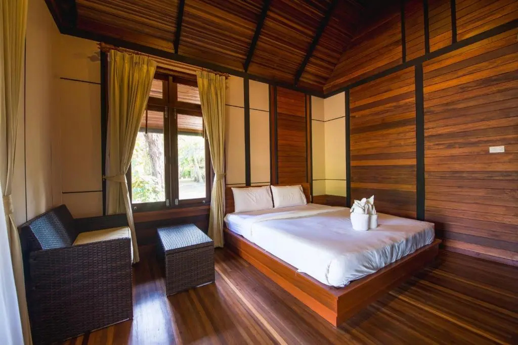Bungalow with water view