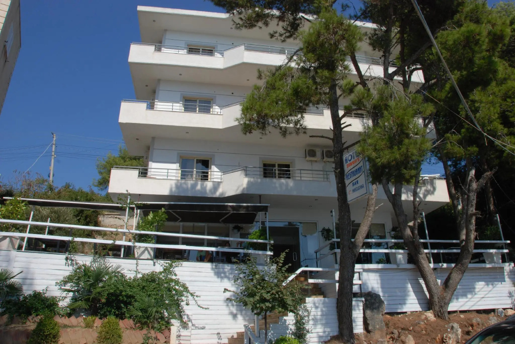 Standard Triple room with partial sea view