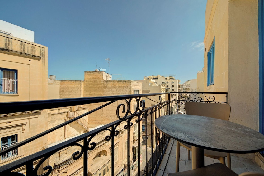 Exclusive Holiday Flat Steps to the Sliema Shops