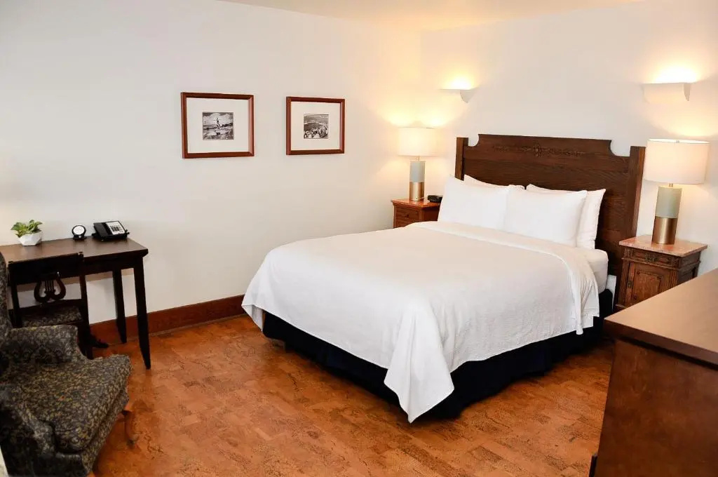 Standard Double room with lake view full double bed