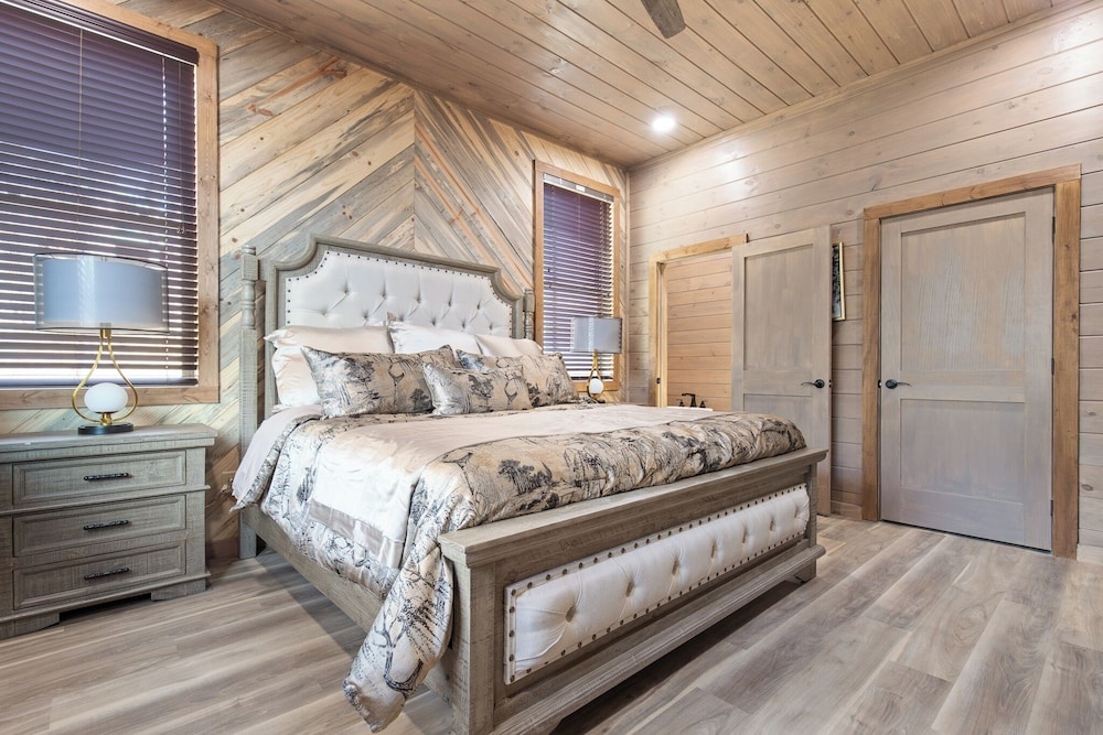 Smoky Poolside Chalet by Smoky Cove Resort — 2