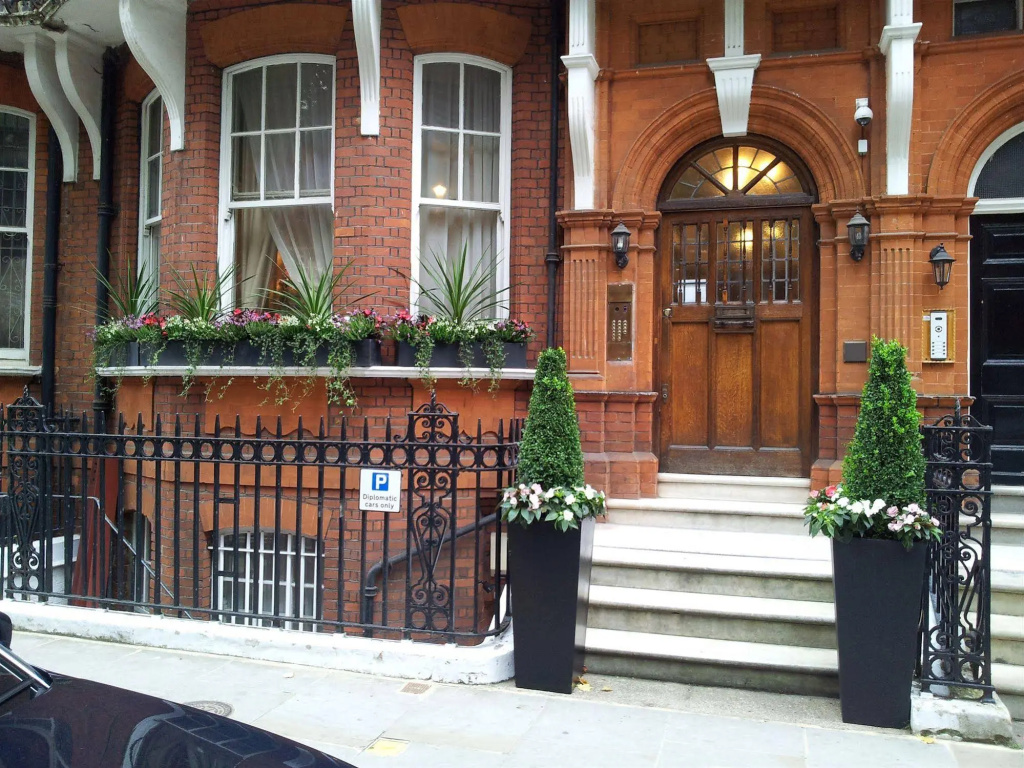 Kensington Court ApartHotel