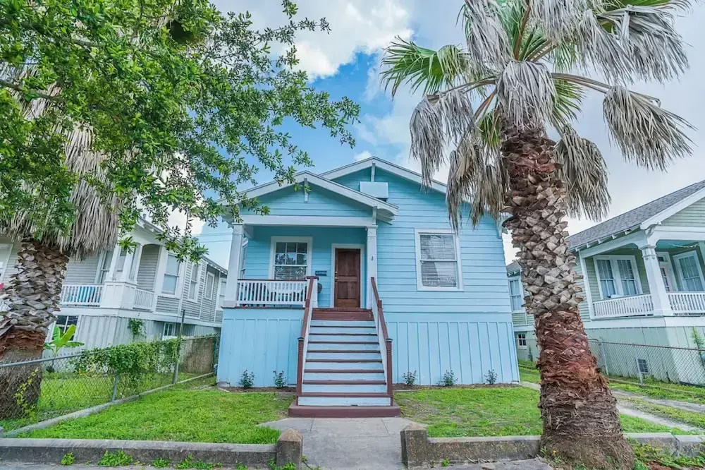 Uptown Cottage 2 Minutes to The Strand and Utmb