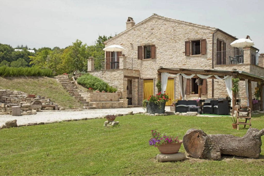 Villa with private pool between the beaches of the Adriatic Sea and the Sibillini National Park-Villa Agave