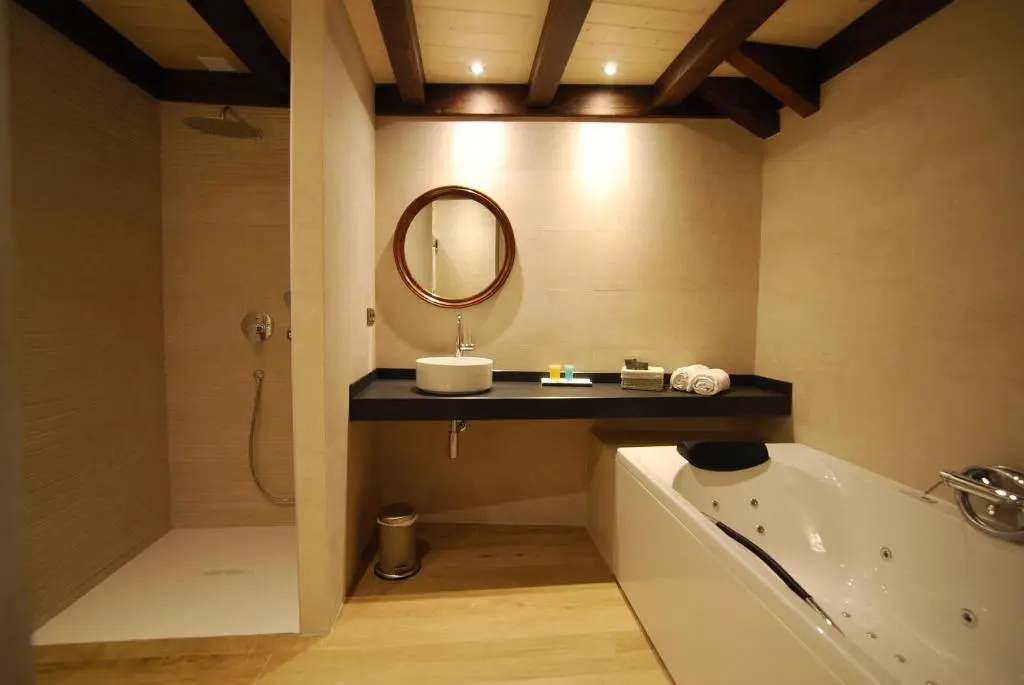 Deluxe Double room with balcony (full double bed)