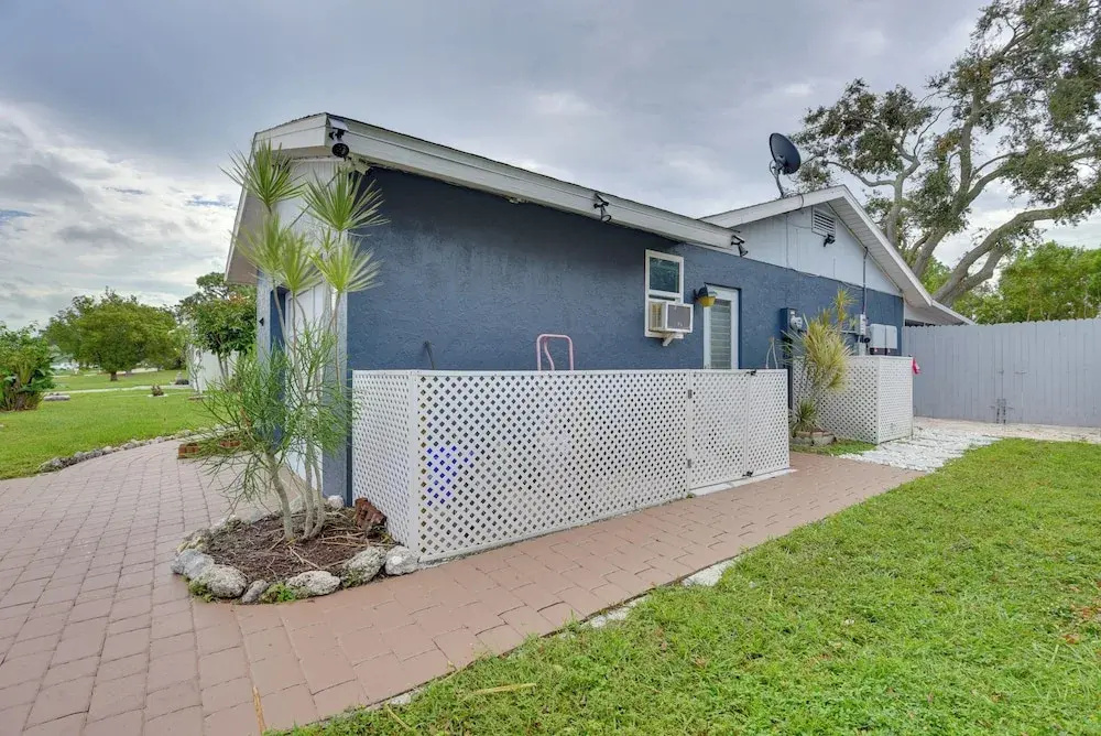 Convenient Sarasota Studio w/ Lush Backyard!