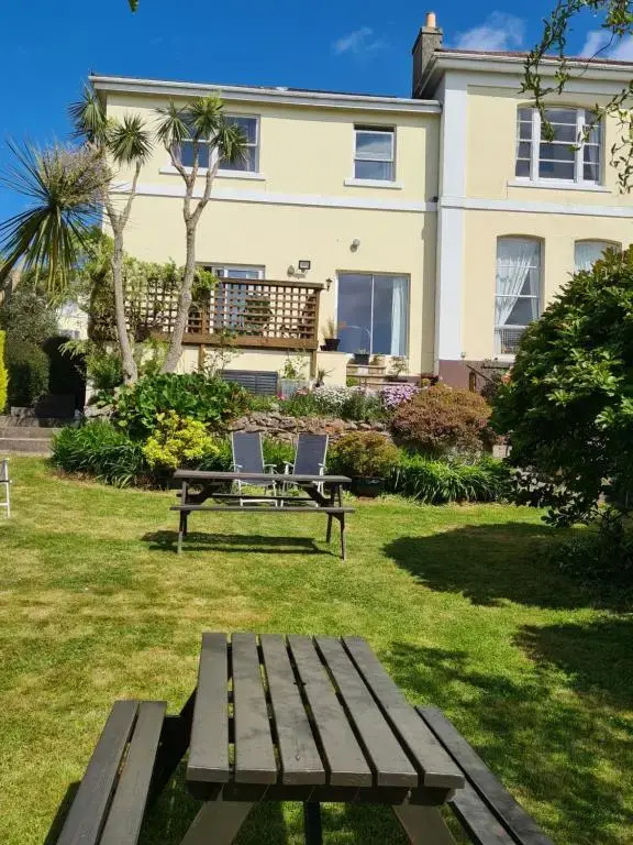 Meadowside Holiday Apartments