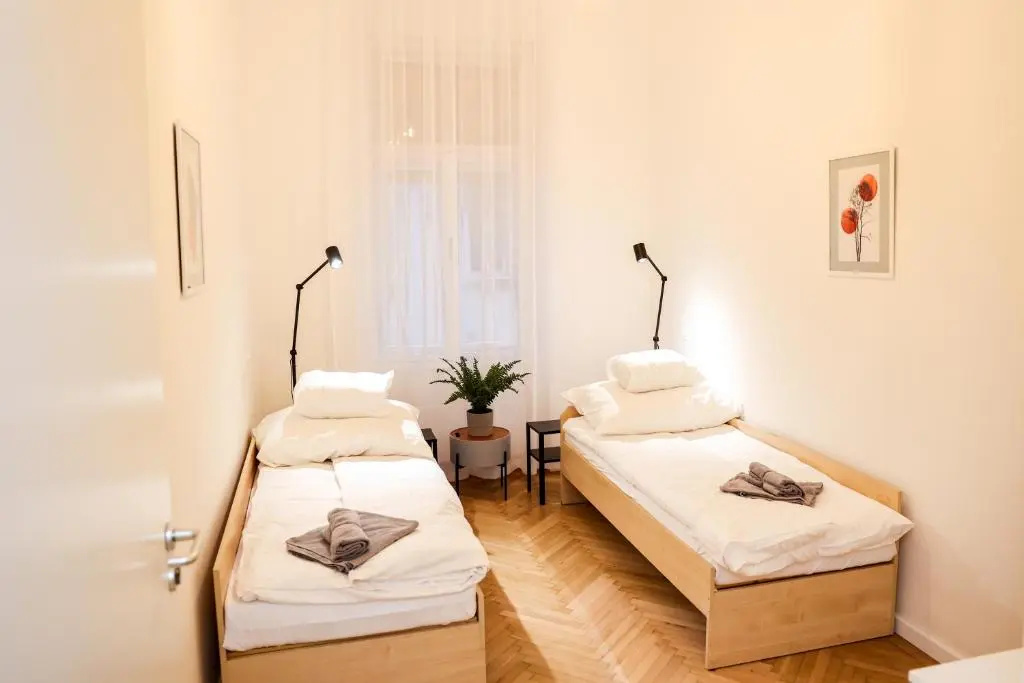 3 separate bedroom apartment for 6 people 5 BEDS, 2 BTHR AC FAST WIFI at the Parliament