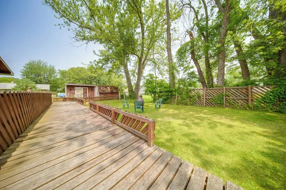 Group-friendly Lake Erie Getaway w/ Private Yard