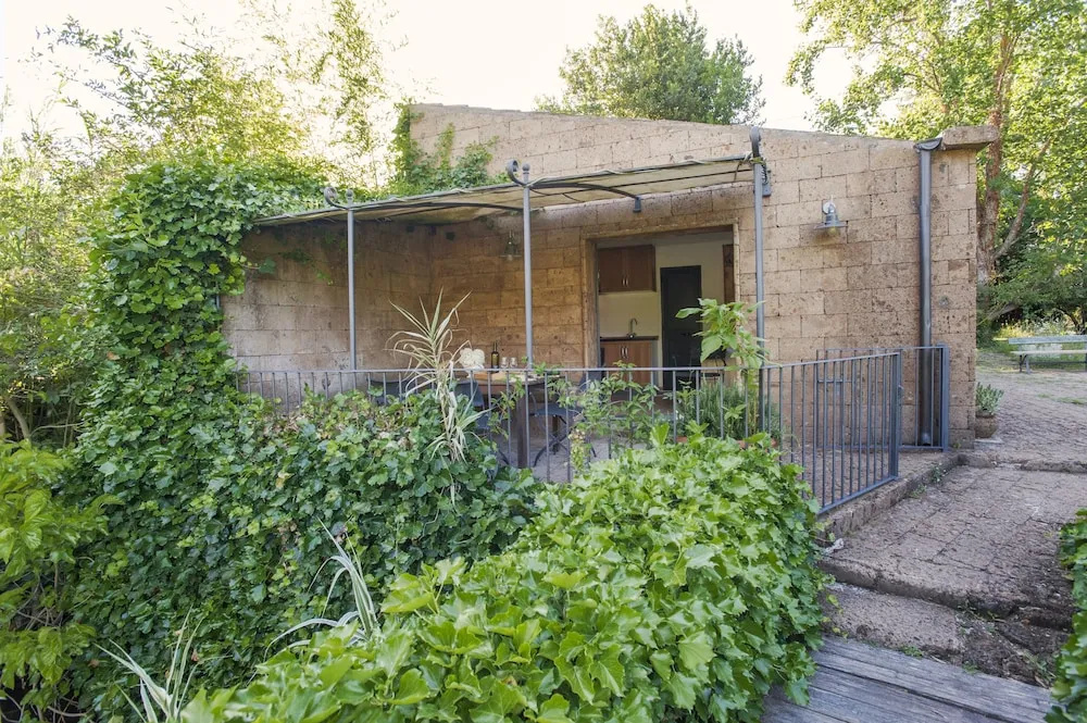 2 Bedrooms Apartment with garden view