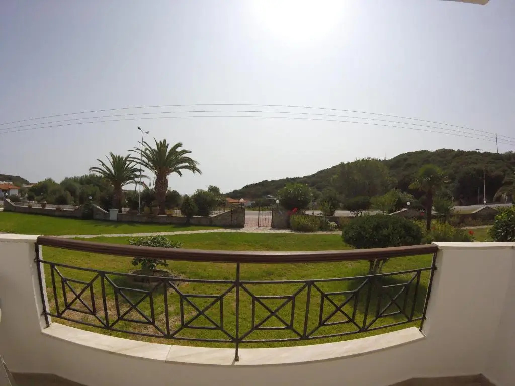 Standard Triple room with garden view