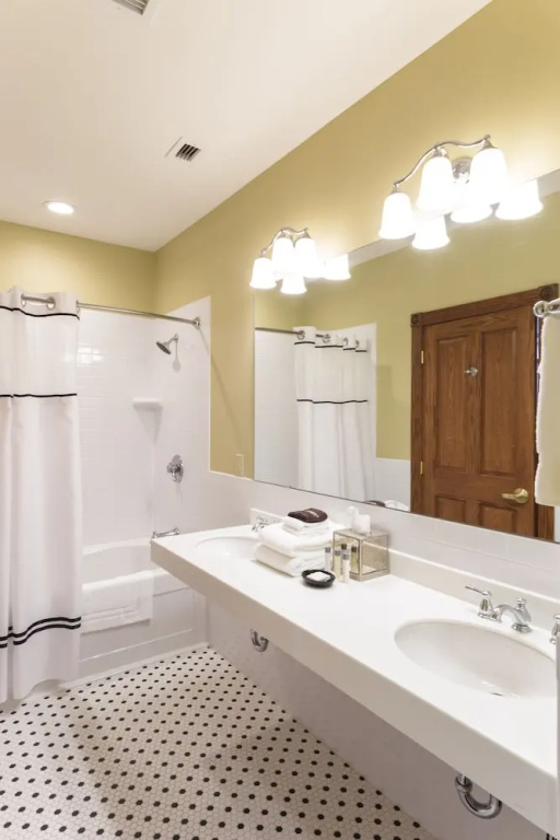 Deluxe Quadruple Suite
